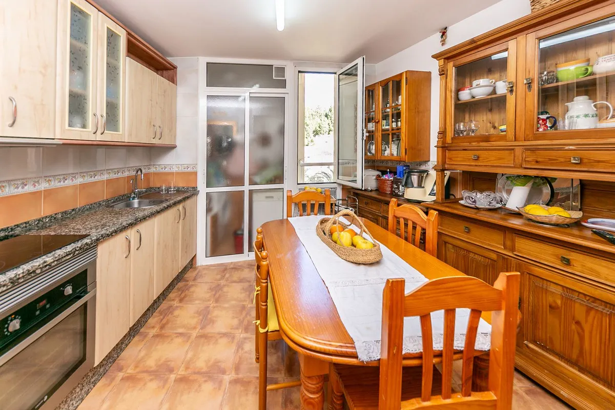 e8455a6e-894f-4a12-9b79-608af080c3ba