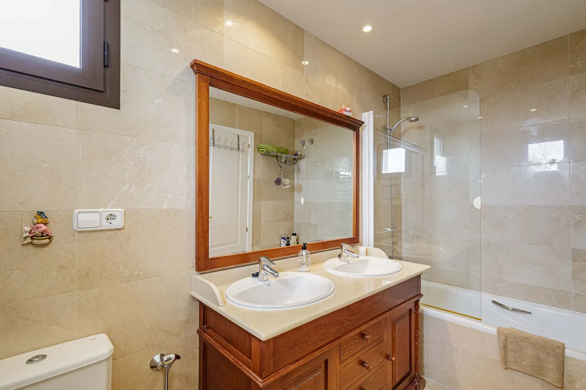 6dc820c9-b24d-4fdd-941f-ba21fc920984