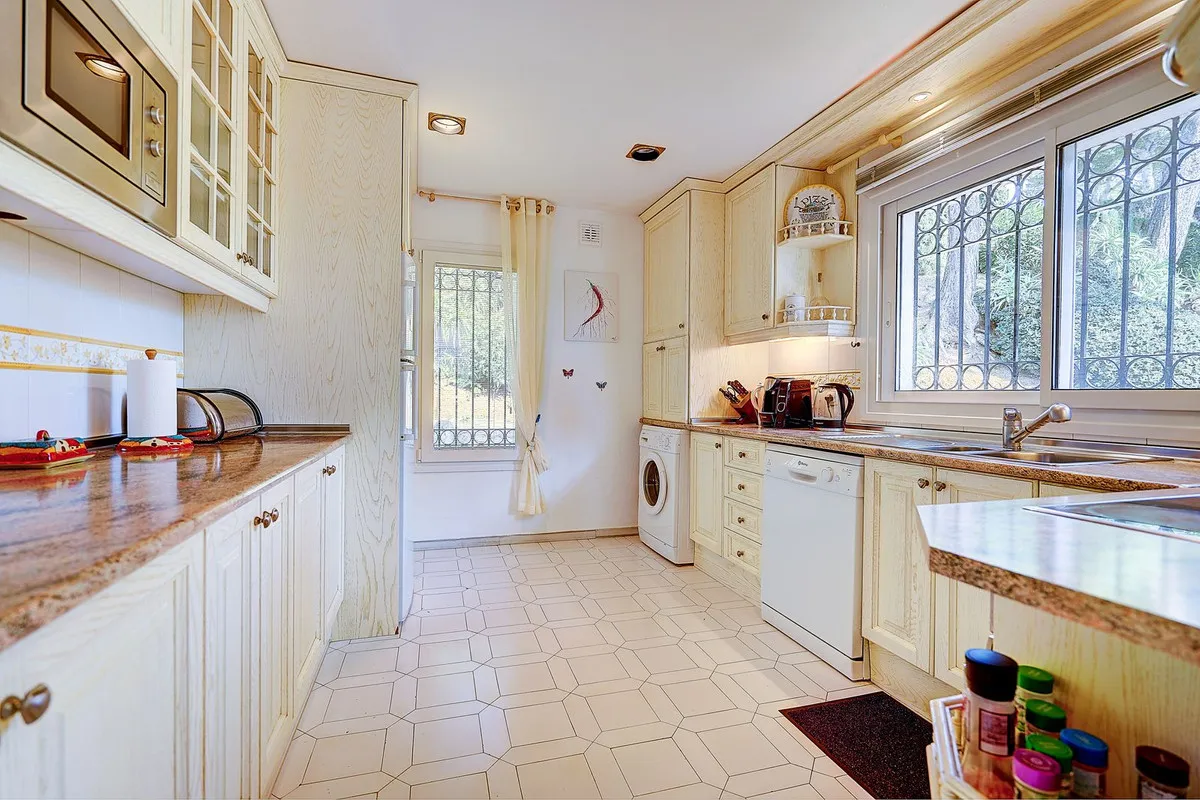 b9f81ab6-8c8e-4576-86ae-572299a2391c