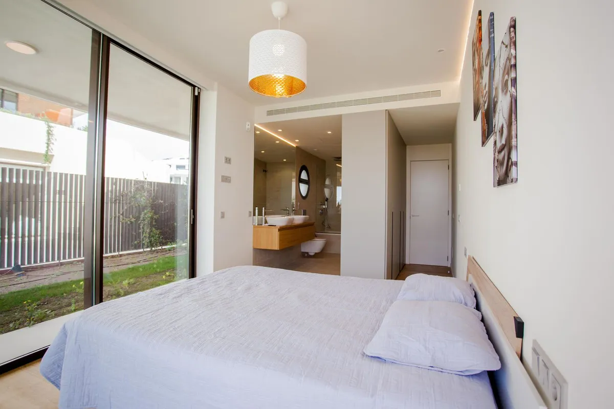 c043a18b-889d-4761-9583-5f9b550cc6c4