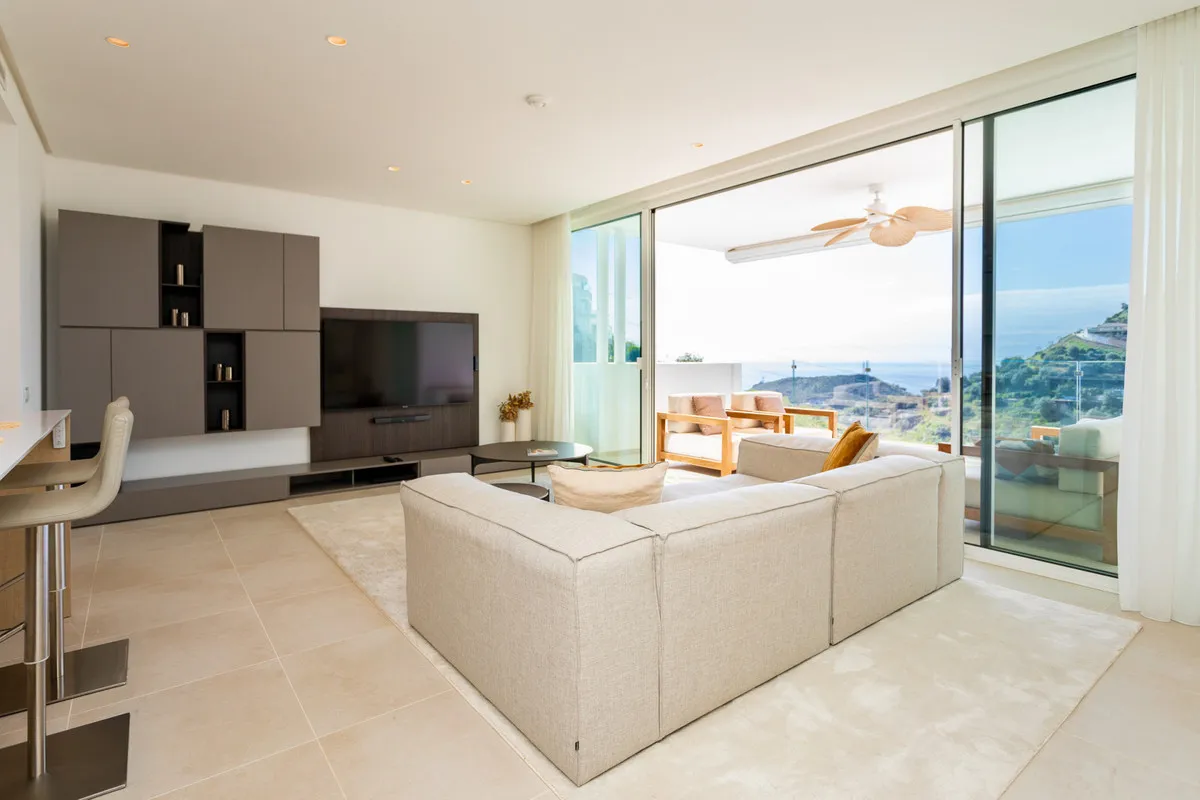 d40bba87-963b-4eac-8d49-70665d4b5746