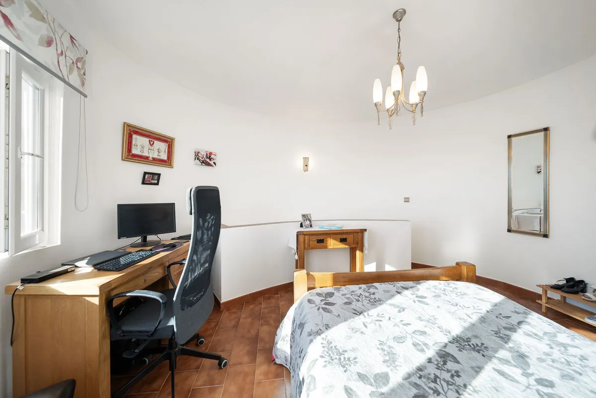 b649b31d-8569-4de7-8278-035a8812e328