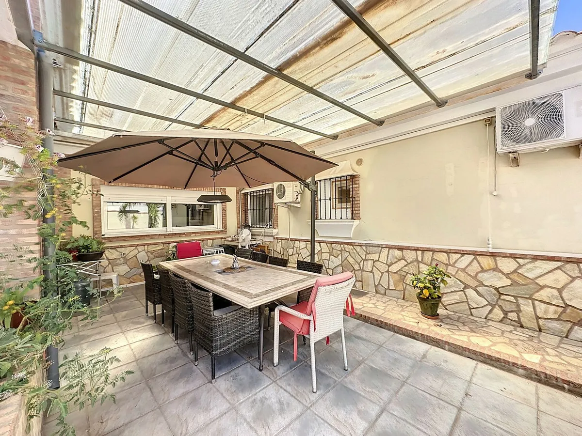 b8d9cf50-4b12-46e1-9de7-fd02a003fda9