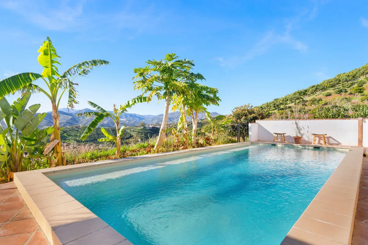 Seaside Escape: Luxurious Villa with Income & Eco-Friendly Living