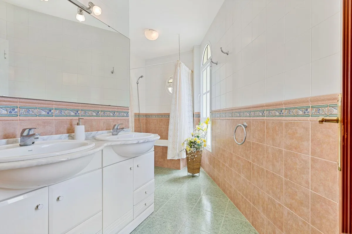 a6a74179-339b-4e94-b20d-4859c1889338