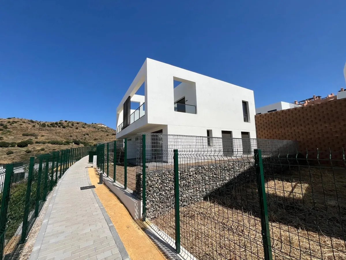 0ef26c8b-0226-4d4b-b48b-7d97b3df24d0