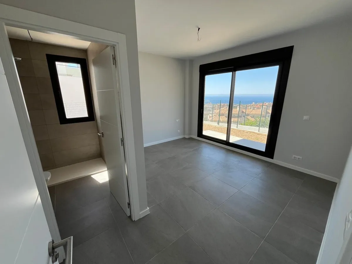 e4229903-b133-4258-ba9d-4e5b15ad6c24