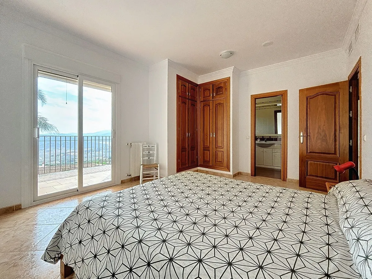 2e963b6b-2944-4309-a487-c7f229e0a4ec