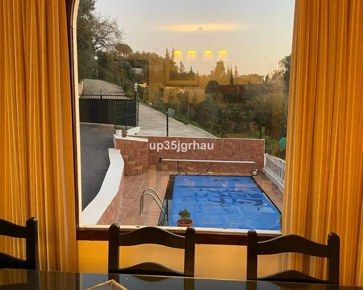 f52e8982-a9d7-40f8-aa7f-7e600b9837b9