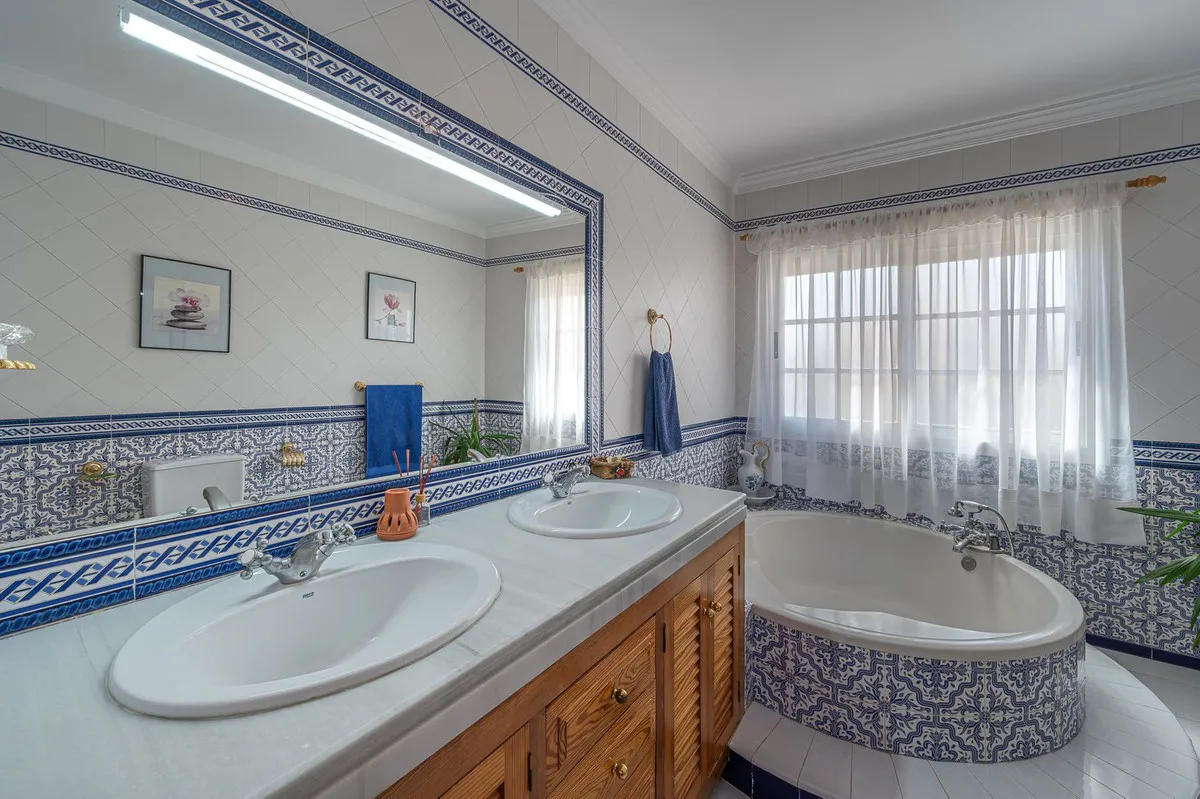 26892cf4-55a2-44f1-b438-83fd2d6a16de