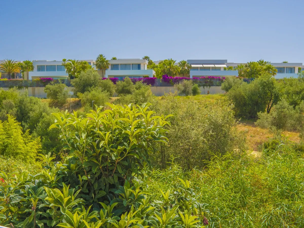 0e6127ff-0bd9-4a61-b06c-f589c151877f