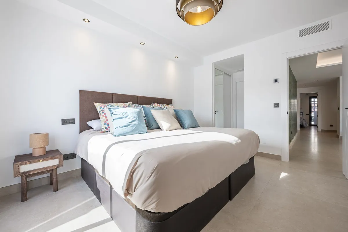 00967b8d-7f8a-49a0-9008-1e066952a354