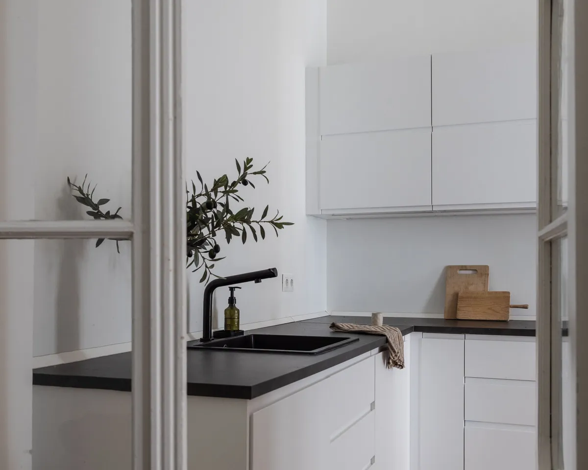 8b03bdc8-fcf9-42d2-9f77-946e4fab1486