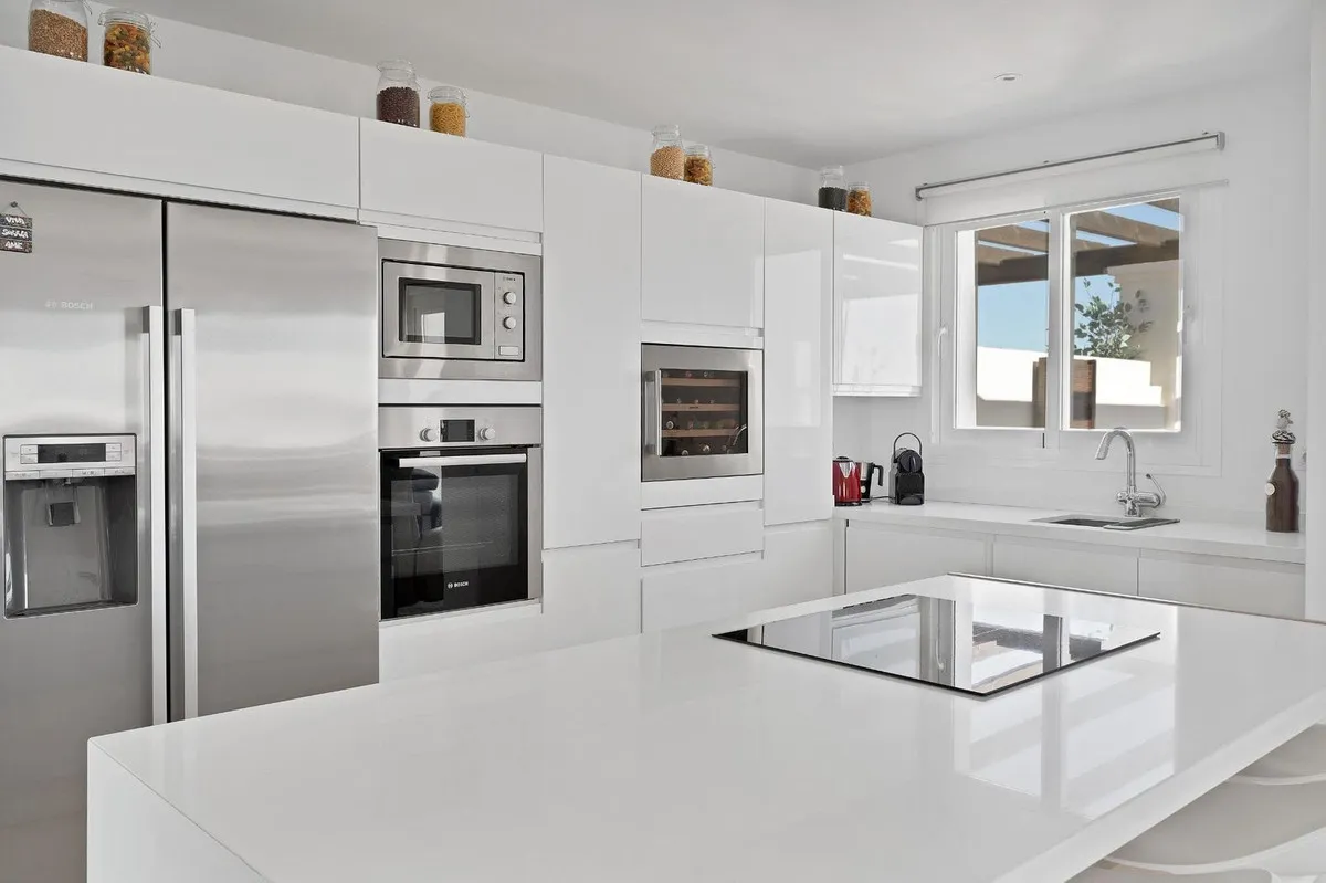 b6f5e984-7c72-4e93-accd-5aa19a0f9f00