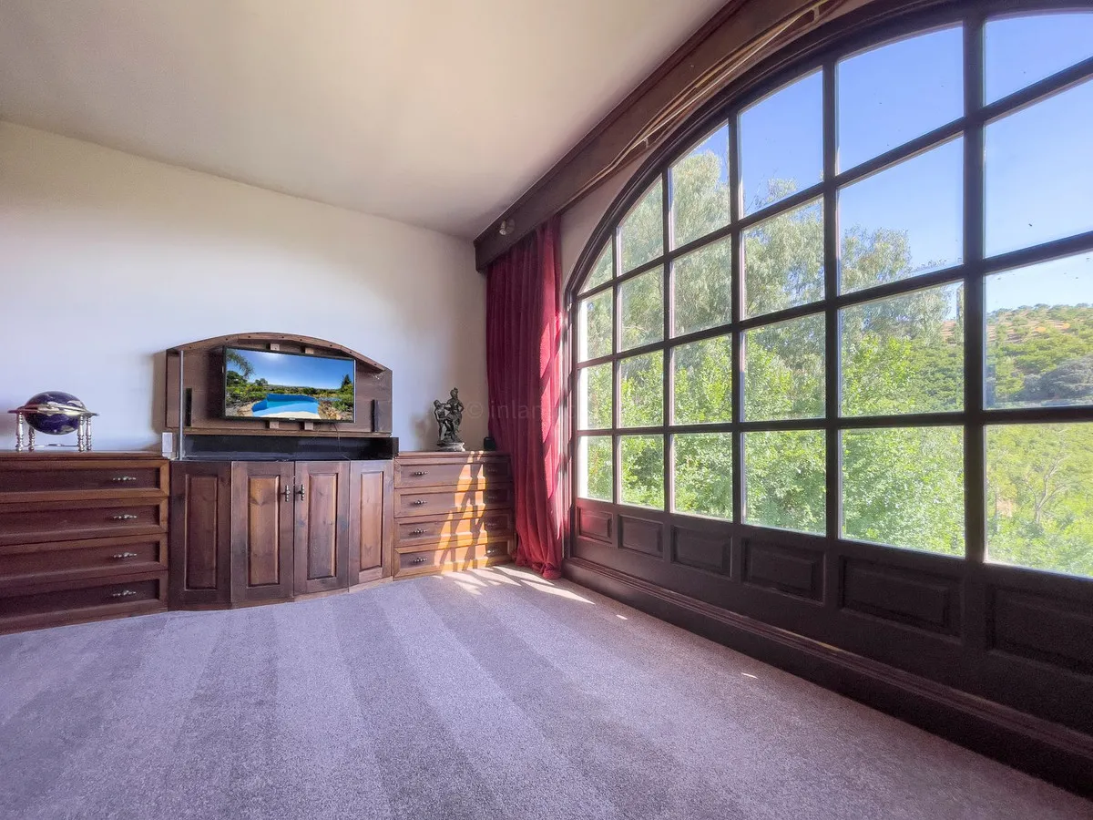 8cd31cc9-6301-4fb5-8e91-94fd73ea1f14