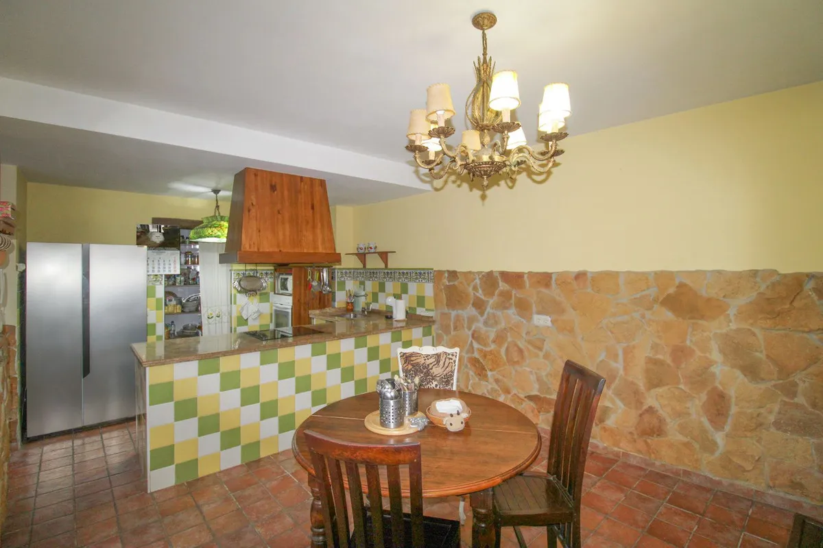 c2c832e7-d1a2-4c86-a10c-63f781544303