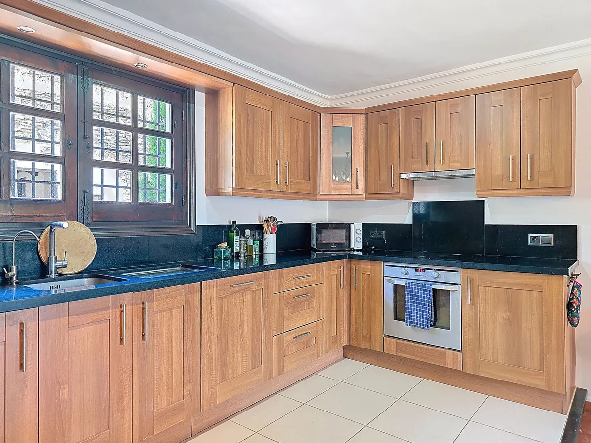 f102543b-cb8a-43e8-8ee1-c7593e9c24c3