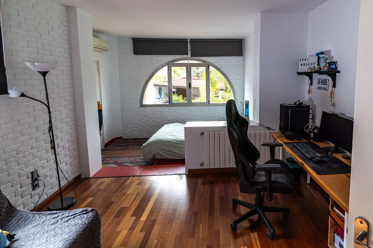 98499687-5c66-4848-8ec2-c854863f6945