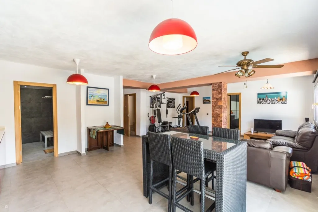 c180a142-0fe4-4039-a9a9-cdb9f83ea371