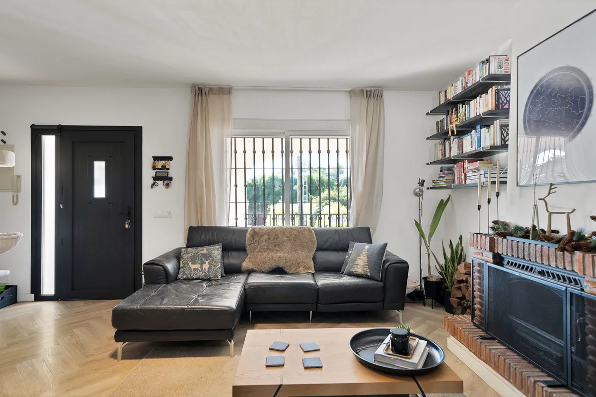 e5c9b45c-6333-41e9-b33c-930b70811468