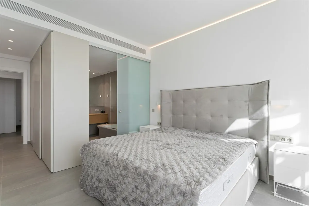 f8979c84-07a4-4d38-8bbd-522c6427f84d