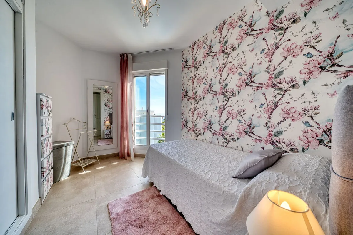 5fe5ea8c-7c0d-40d4-a834-ecc7e9aa7508