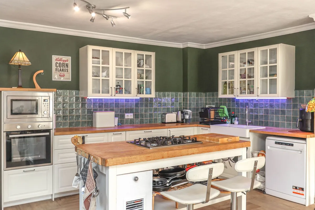 ee806ec9-0df1-43b2-ba18-efdfb905b4eb