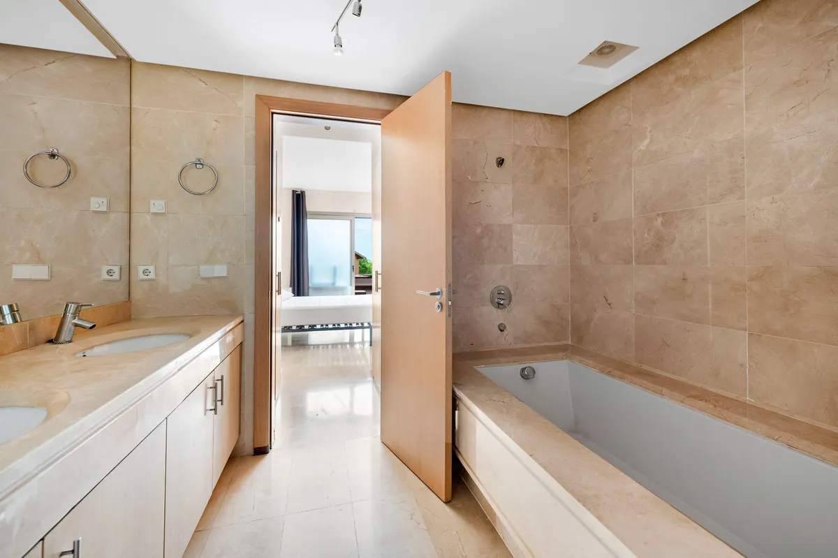 c8eb9e19-02ea-4daf-984f-a3c65cc2dfd4