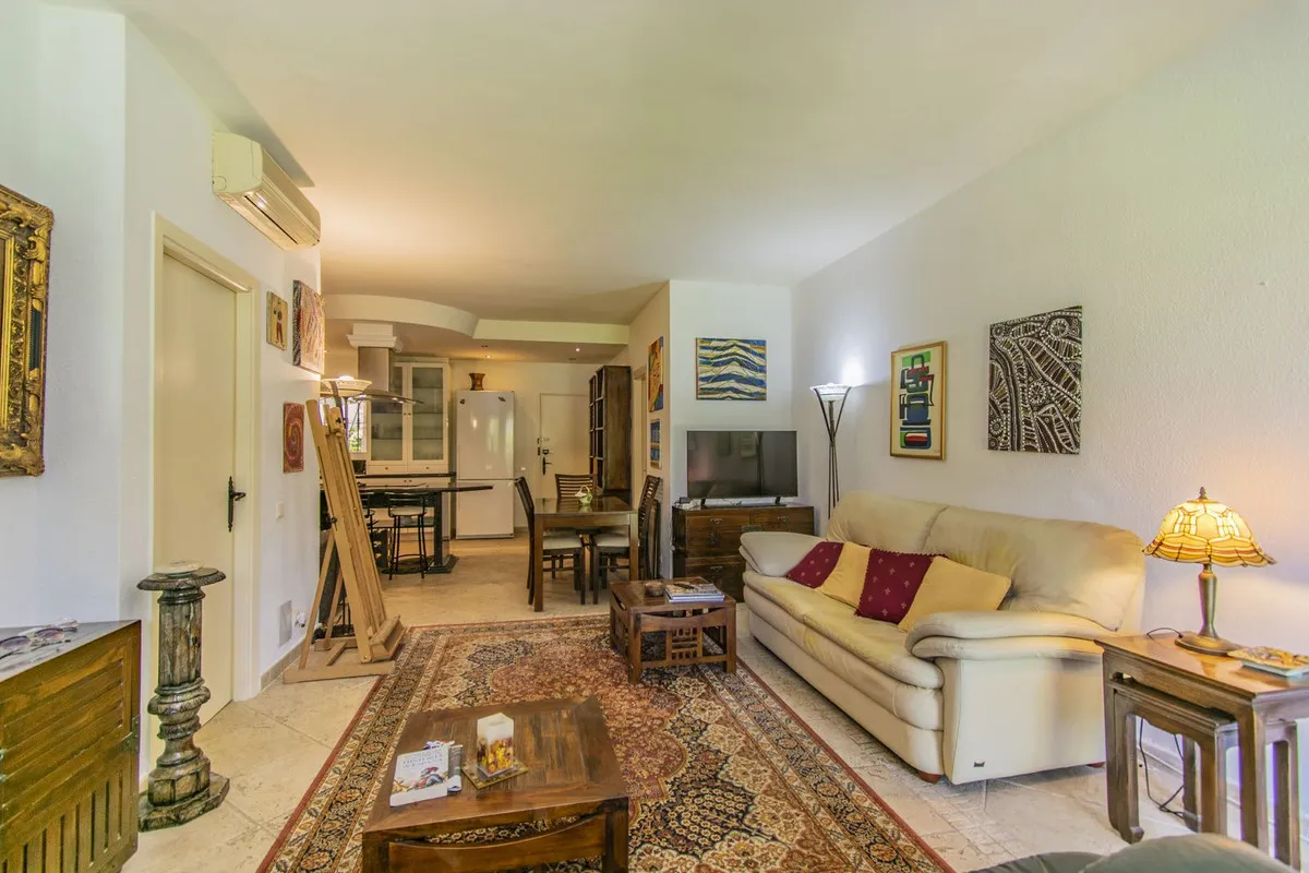 e7f89000-d54c-45ee-b471-f3874348d4a2