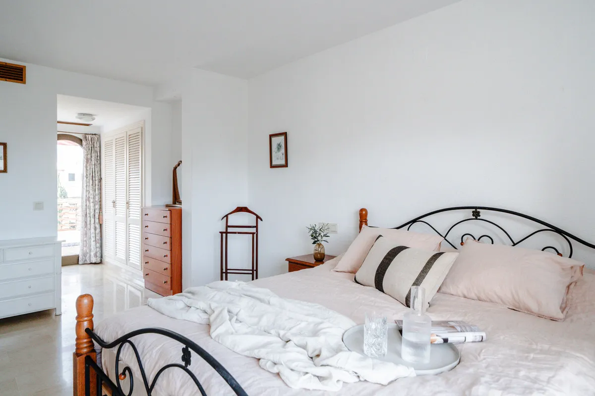 f77f9459-d8c0-4d2a-873f-56af6476063e