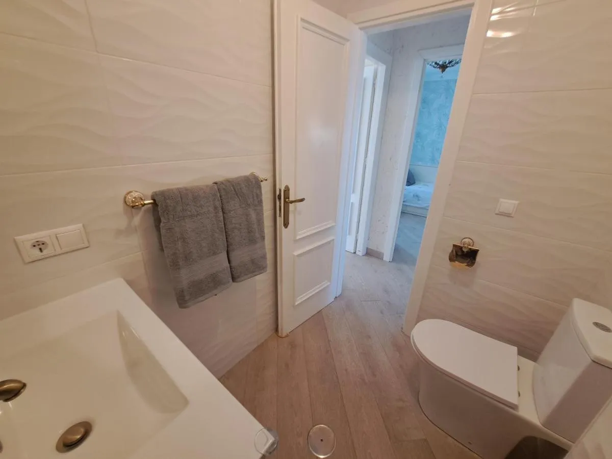 f9bb7d68-7927-490e-b56d-ba684d123fe5