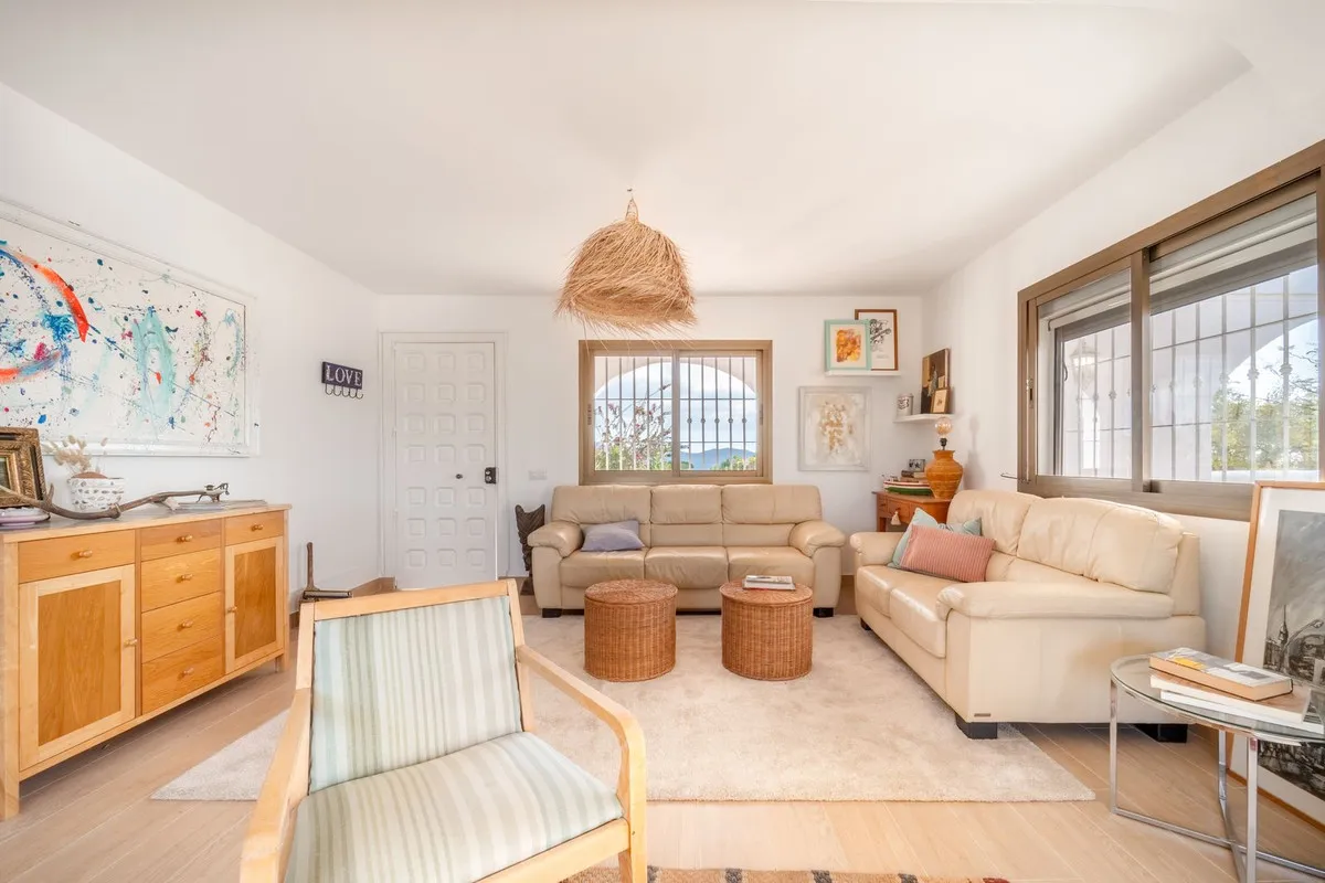 8dc79798-c29d-48a5-8535-4c438d246169