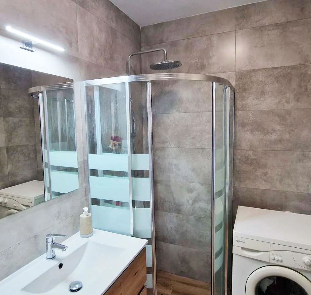 b8174de9-6700-45fb-a93e-2933670bbde1