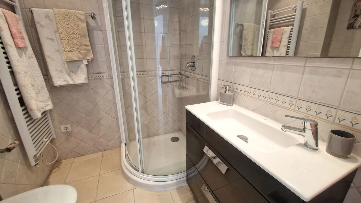 dc962874-a59f-4fd3-8d7c-03f839fd1833