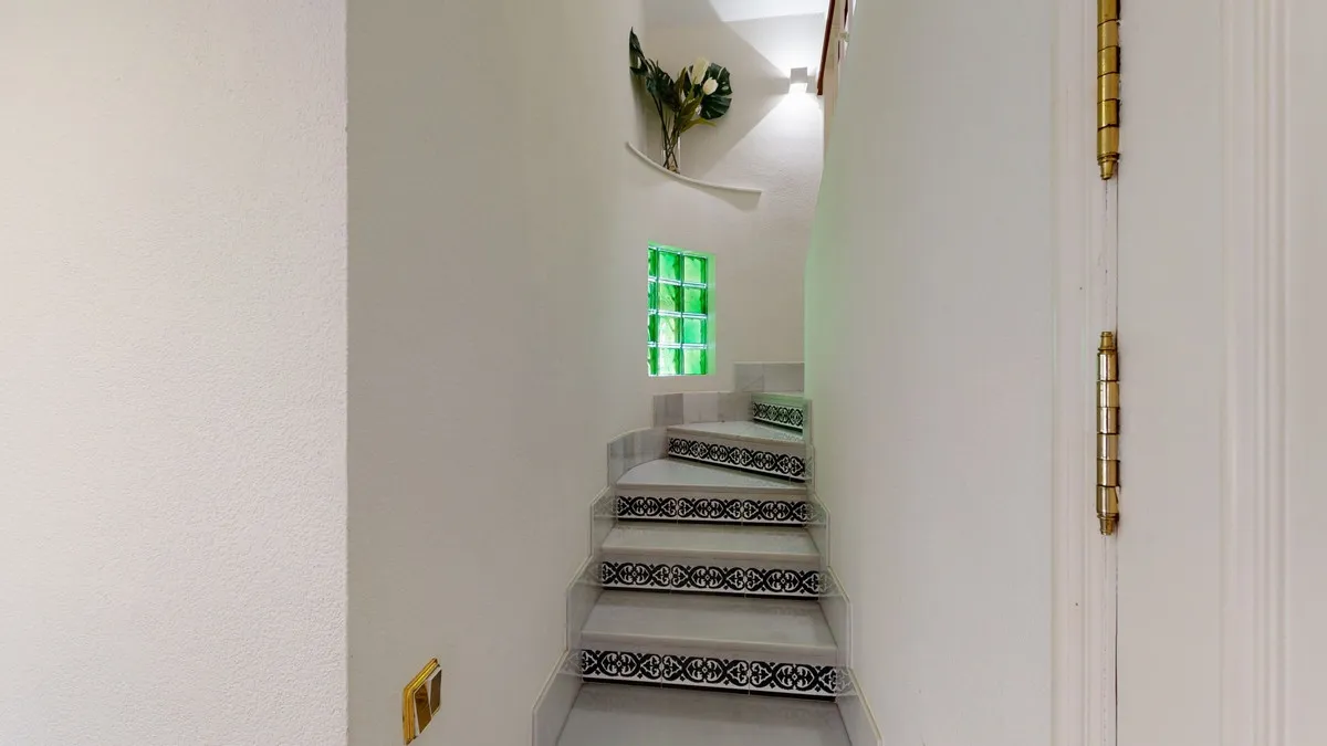 9300a723-9561-49e4-aae8-9e023292e695