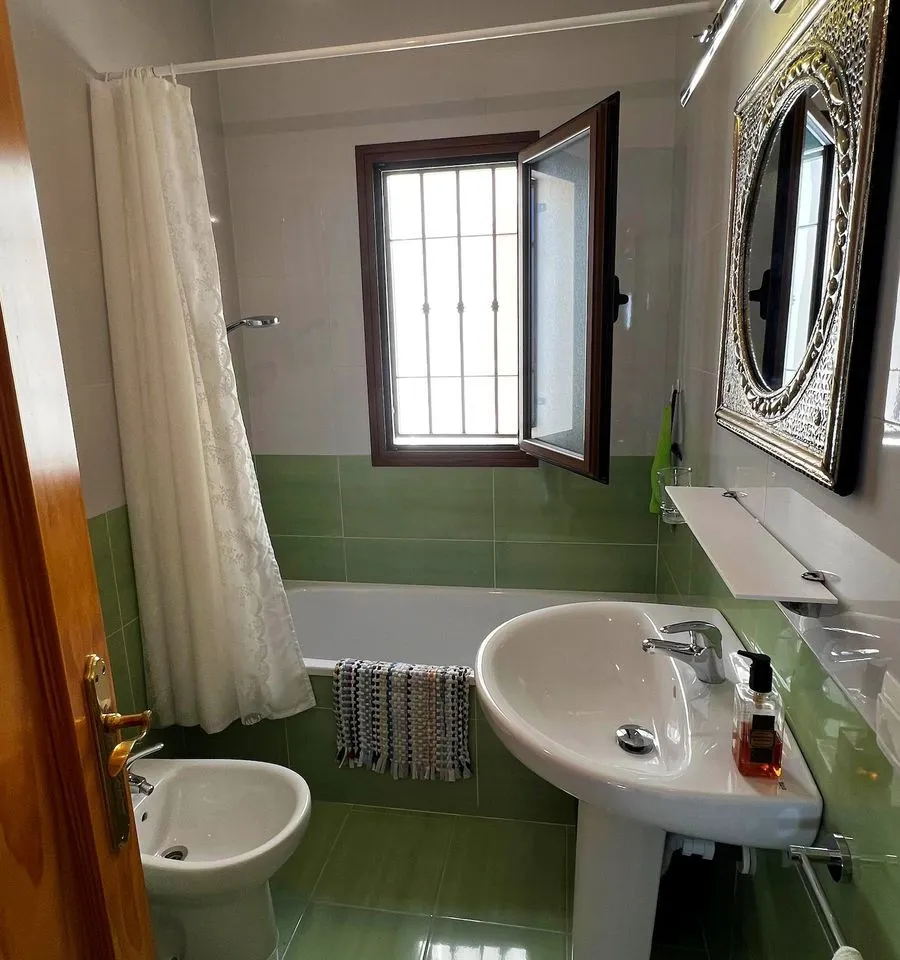 fe9fa4f3-b50c-4047-b284-c38897466480