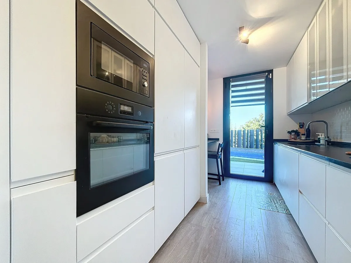 6c6afe65-a674-4ba6-8d30-1e204645430f