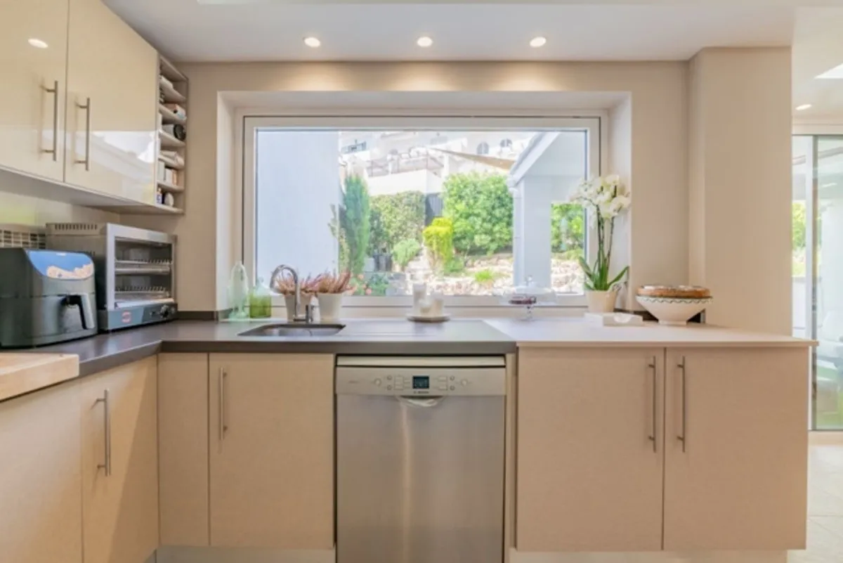 e7561f24-eeff-4228-b3b5-554da91f0abb