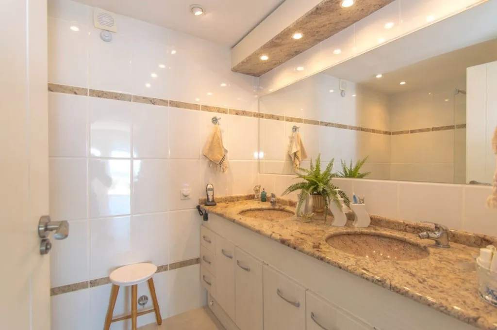 b0f71be7-3267-4dd9-9c23-9c6402f06f23