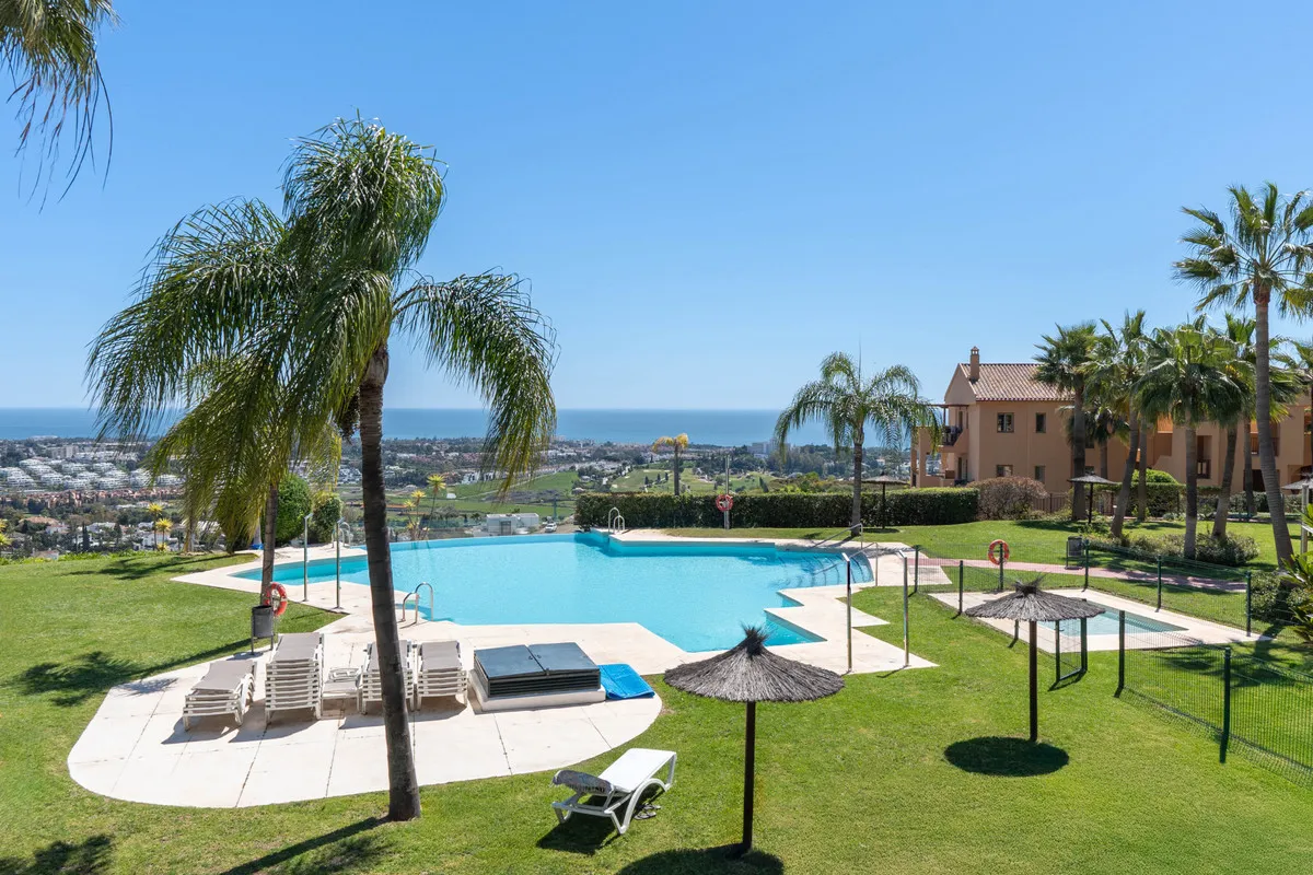 Luxurious 2-Bedroom Apartment with Panoramic Sea Views