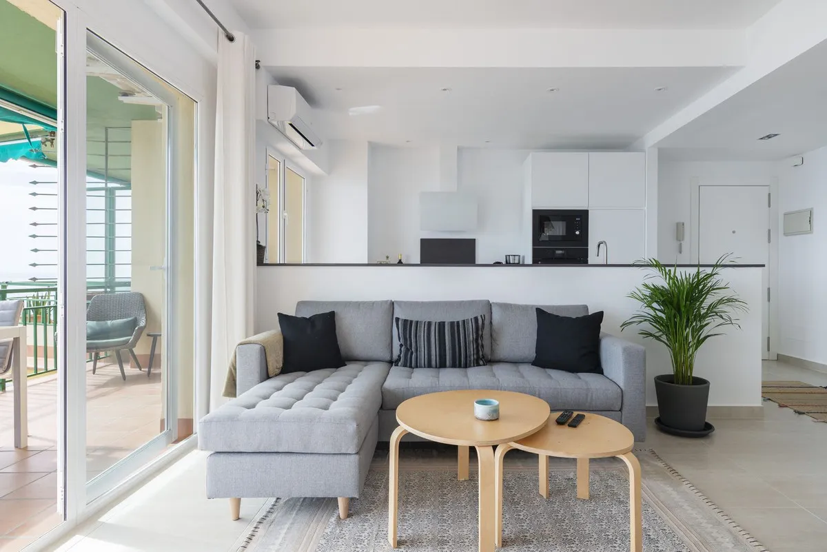 1ae1c5a3-571c-4f06-9aad-0feac290c196