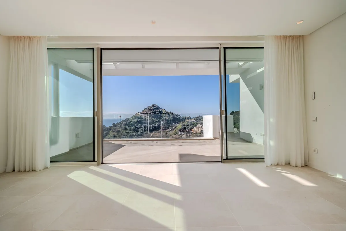 16502072-8c13-4753-83b2-35dcf8adb2a8