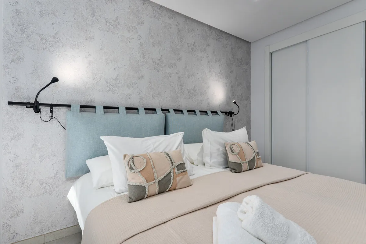 381e8889-47f0-4f35-a197-fffc40a895eb