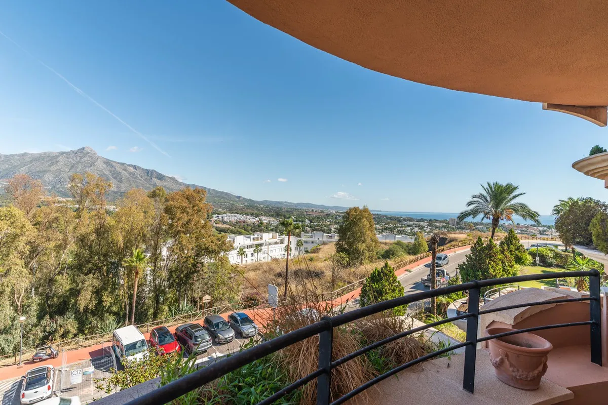 e4208478-ab00-451d-b27a-3dd80cf95f77