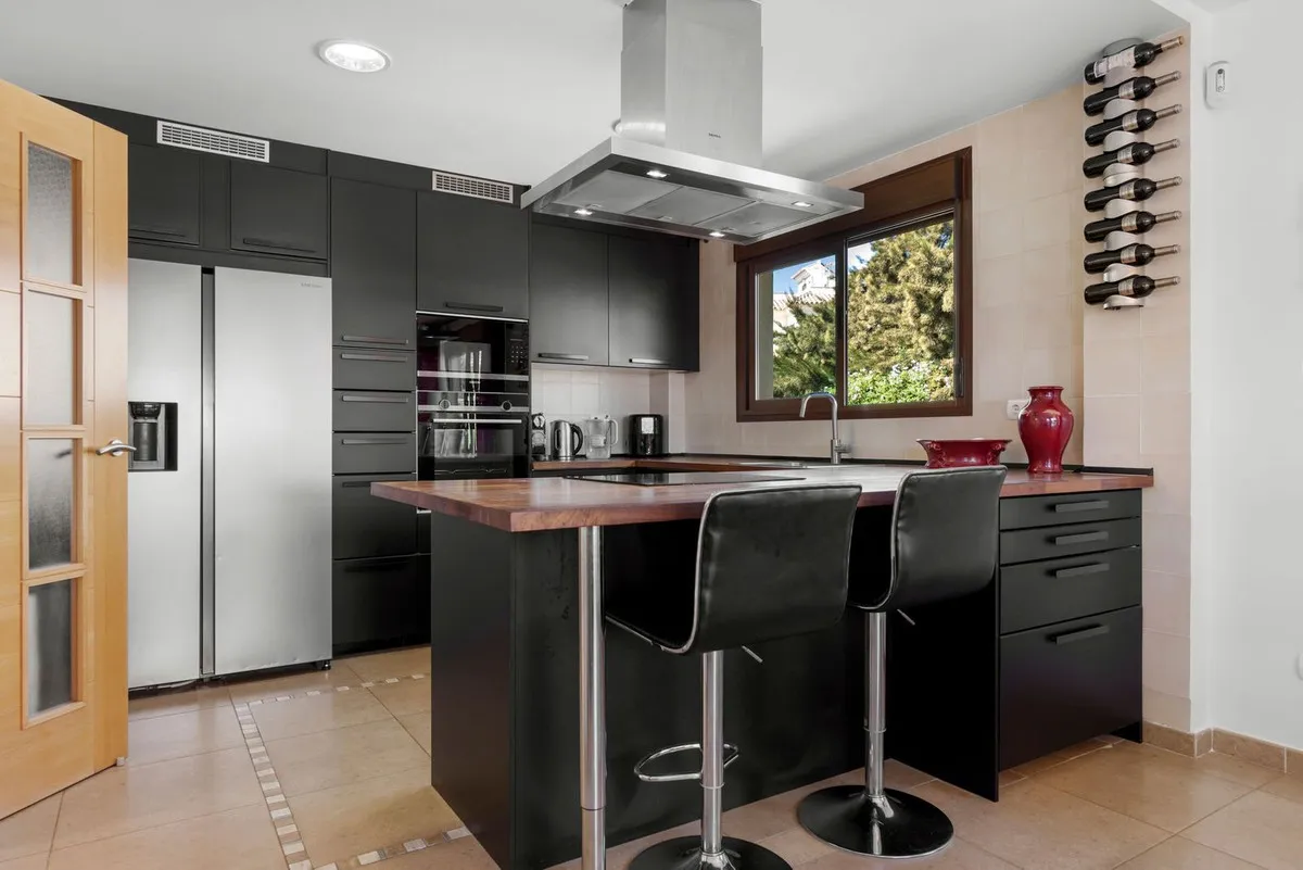 b37ea8a1-f93c-431c-9b38-d676db523f5c