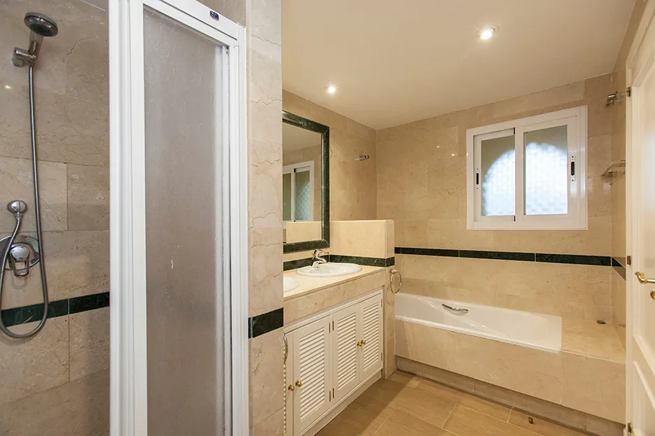 e121a59d-e474-403a-9280-8d45b1699005