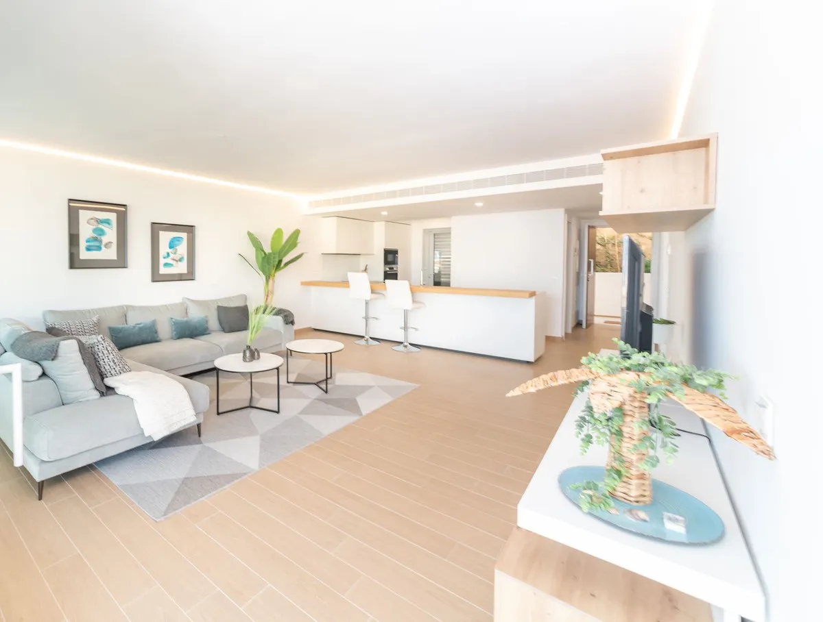 0e6e1747-b9a2-403a-a636-396e9e956c61