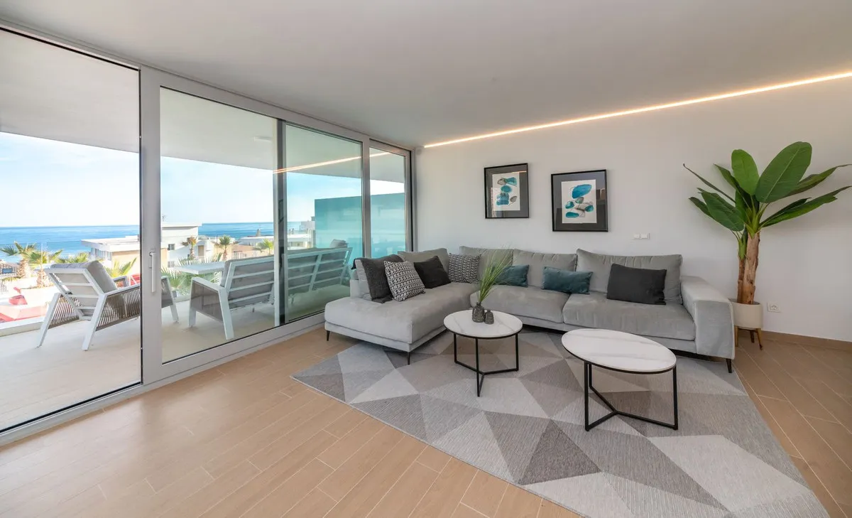 f9d4c574-d73b-4e59-87d1-0aab30d8b24d