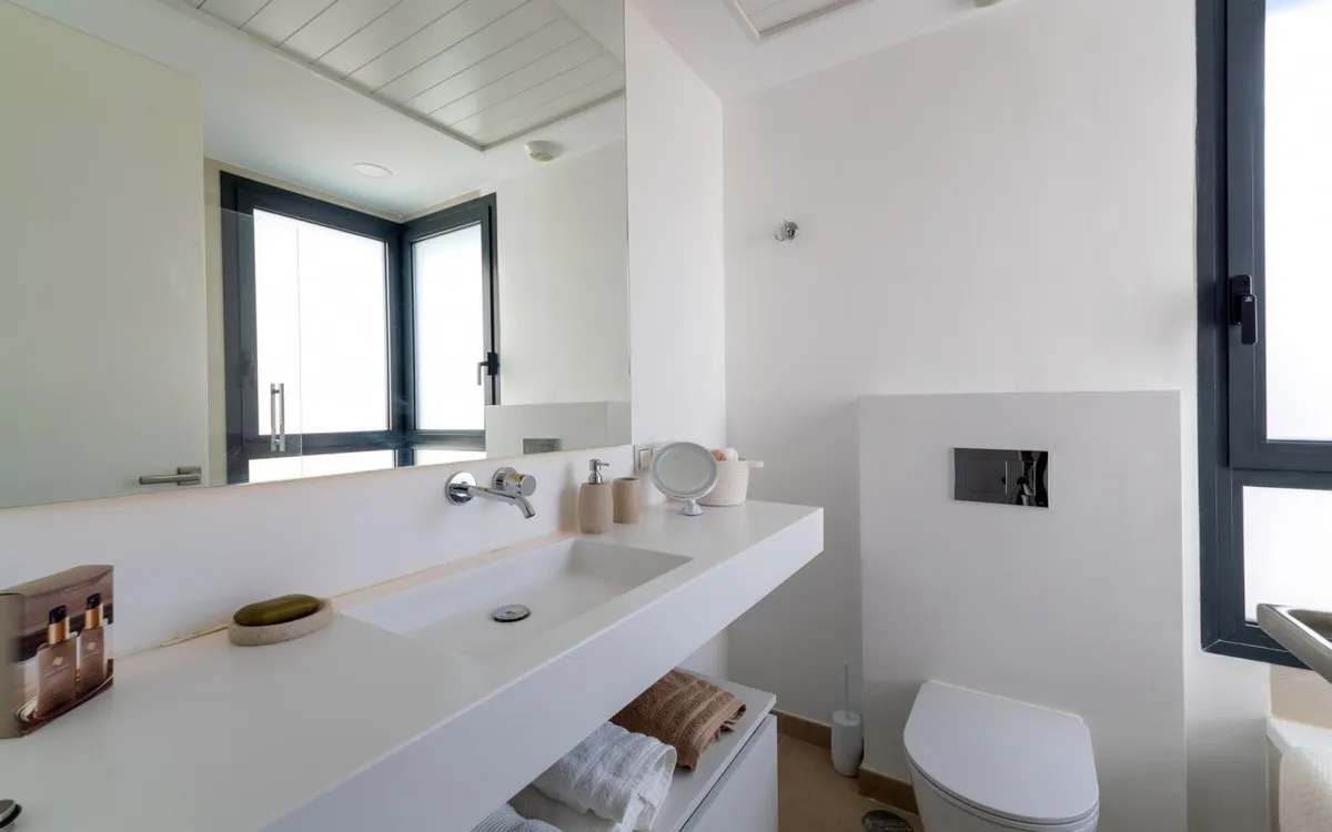 8d9c53ce-8279-4273-8a75-52f8b346f353