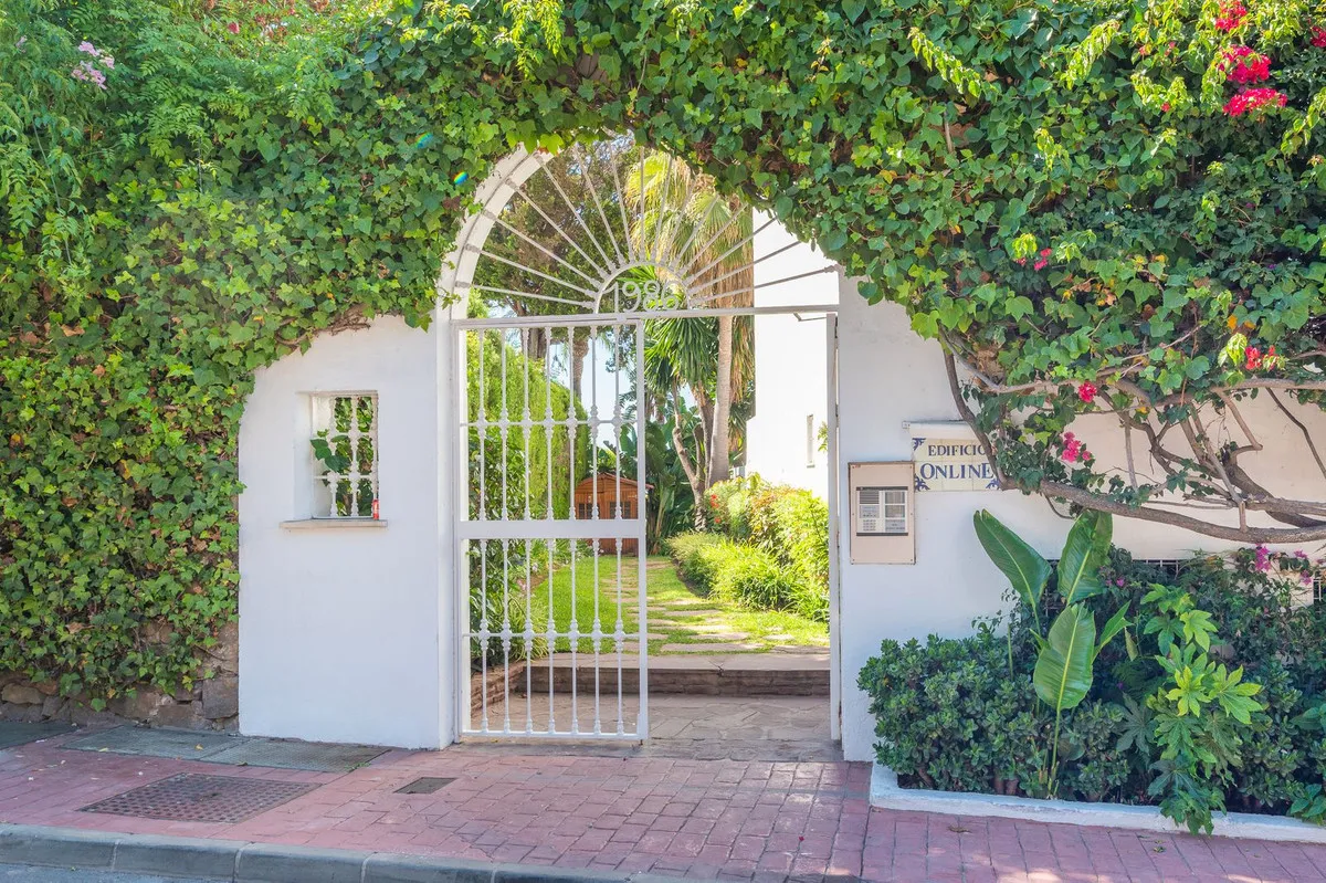 7c56a470-2598-4193-aefb-a8a20df54442